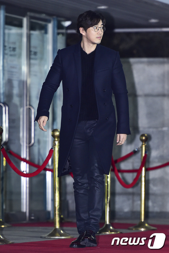 (서울=뉴스1스포츠) 김진환 기자 = 배우보다 지오디가 더 잘 어울려~ 지오디(god) 윤계상이 28일 오후 서울올림픽공원 체조경기장에서 열린 ‘제4회 가온차트 K-POP 어워드’ …