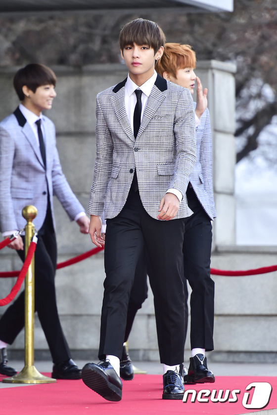 (서울=뉴스1스포츠) 김진환 기자 = 섹시와 카리스마 넘치는 눈빛~ 방탄소년단 뷔가 28일 오후 서울올림픽공원 체조경기장에서 열린 ‘제4회 가온차트 K-POP 어워드’에 참석하기 …