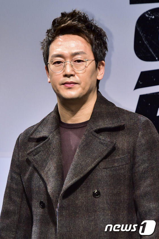 (서울=뉴스1스포츠) 김진환 기자 = 욕 먹어도 싼 망나니 아들이에요~ 배우 김정태가 29일 오전 서울 압구정 CGV에서 열린 영화 ‘헬머니’(감독 신한솔) 제작보고회에 참석해 포 …