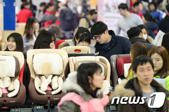 (일산=뉴스1) 민경석 기자 = 29일 오전 경기 고양시 일산 킨텍스에서 열린 '맘 앤 베이비 엑스포'에서 관람객들이 유아용 카시트를 둘러보고 있다.이번 전시에서는 국내외 다양한 …