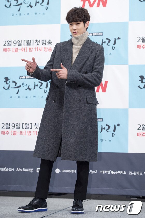 본문 이미지 - 배우 최우식이 '호구의 사랑' 제작발표회에서 캐릭터를 설명했다.  ⓒ News1 스포츠  김진환 기자