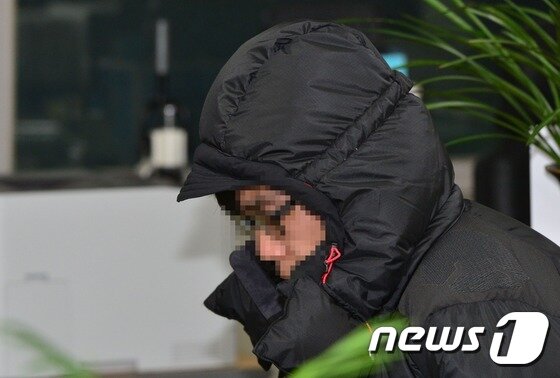 본문 이미지 - "크림빵 아빠 뺑소니 사망사고" 유력한 용의자 허모(37)씨가 경찰에 자수한 29일 충북 청주시 흥덕경찰서에서 조사를 받고 있다. 2015.1.29/뉴스1 ⓒ News1 장수영 기자