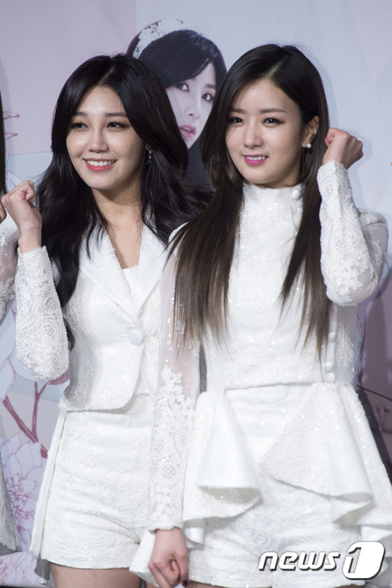 (서울=뉴스1스포츠) 김진환 기자 = 파이팅도 상큼하게~ 에이핑크 정은지와 윤보미(오른쪽)가 30일 오후 서울 올림픽공원 올림픽홀에서 열린 첫 단독 콘서트 ‘핑크 파라다이스’(PI …