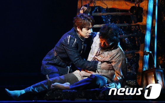 (서울=뉴스1) = 그룹 슈퍼주니어 규현이 30일 오후 서울 구로구 신도림동 디큐브아트센터에서 열린 뮤지컬 '로빈훗' 프레스콜에서 열연하고 있다. 2015.1.30 스타뉴스/뉴스1 …