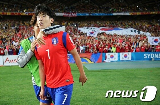 본문 이미지 - 축구대표팀 손흥민이 31일 오후(현지시각) 호주 시드니 스타디움 오스트레일리아에서 열린 2015 아시아축구연맹(AFC) 호주 아시안컵 결승전 한국과 호주의 경기에서 0-1로 뒤진 후반 추가시간 기적같은 동점골을 터트린 뒤 환호하고 있다. 2015.1.31/뉴스1 ⓒ News1 오대일 기자