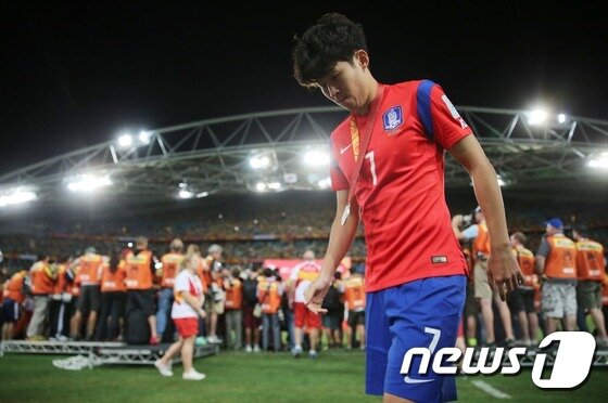 본문 이미지 - 2015년 호주 대회에서 준우승 후 아쉬워하는 축구대표팀 손흥민. ⓒ News1 오대일 기자