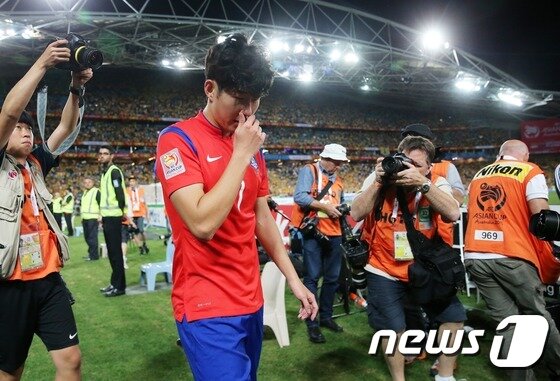 본문 이미지 - 축구대표팀 손흥민이 31일 오후(현지시각) 호주 시드니 스타디움 오스트레일리아에서 열린 2015 아시아축구연맹(AFC) 호주 아시안컵 결승전 한국과 호주의 경기에서 연장 접전 끝에 아쉬운 패배를 기록한 뒤 눈물을 흘리며 그라운드를 빠져나오고 있다. 슈틸리케 감독이 이끄는 축구대표팀은 이날 8만 관중을 등에 업은 개최국 호주에 1-2로 석패하며 55년 만의 아시안컵 우승 문턱에서 분루를 삼켰다. 2015.1.31/뉴스1 ⓒ News1 오대일 기자