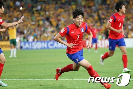 본문 이미지 - 축구대표팀 손흥민이 31일 오후(현지시각) 호주 시드니 스타디움 오스트레일리아에서 열린 2015 아시아축구연맹(AFC) 호주 아시안컵 결승전 한국과 호주의 경기에서 0-1로 뒤진 후반 추가시간 극적인 동점골을 터트린 뒤 환호하고 있다. 2015.1.31/뉴스1 ⓒ News1 오대일 기자