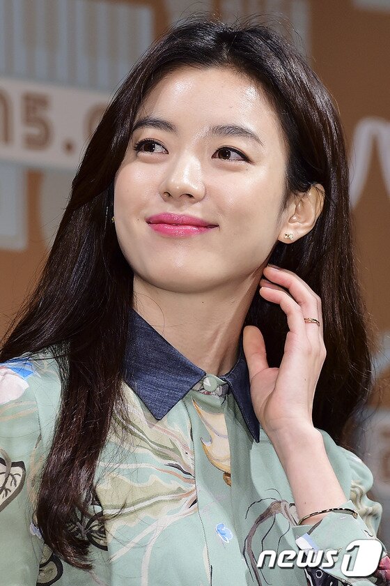 본문 이미지 - 배우 한효주가 6일 오전 서울 압구정 CGV에서 열린 영화 ‘쎄시봉’(감독 김현석) 제작보고회에서 매력을 발산하고 있다. ⓒ News1스포츠 김진환 기자