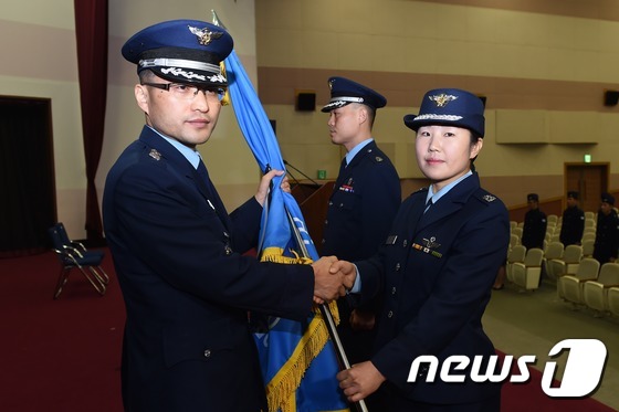 (청주=뉴스1) 조희연 기자 = 이영미 소령(37·학사 107기)이 6일 충북 청주 공군기지 강당에서 열린 패트리어트 포대장 이·취임식에서 제2방공유도탄여단 예하 199대대장 권진 …