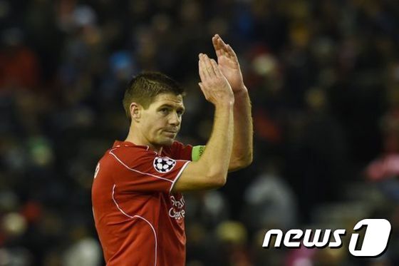 본문 이미지 - 올 시즌을 끝으로 스티븐 제라드는 리버풀을 떠난다. 제라드는 "프리즌에 재계약 제의가 왔으면 팀에 남았을 것"이라고 전했다. ⓒ AFP=News1