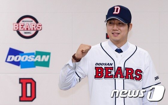 본문 이미지 - 장원준이 7일 오후 서울 잠실야구장에서 열린 두산베어스 입단식에서 두산 유니폼을 입고 포즈를 취하고 있다. 두산은 장원준과 4년간 총액 84억원(계약금 40억, 연봉 10억원, 인센티브 4억원)에 계약을 체결했다. 2015.1.7/뉴스1 ⓒ News1 박지혜 기자