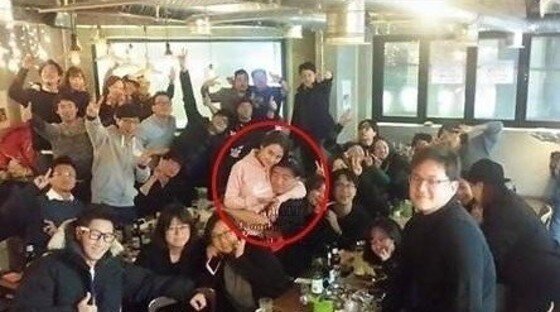 본문 이미지 - '런닝맨' 뒤풀이 사진 속 포옹을 한 송지효와 개리의 모습이 주목받고 있다. ⓒ 온라인 커뮤니티