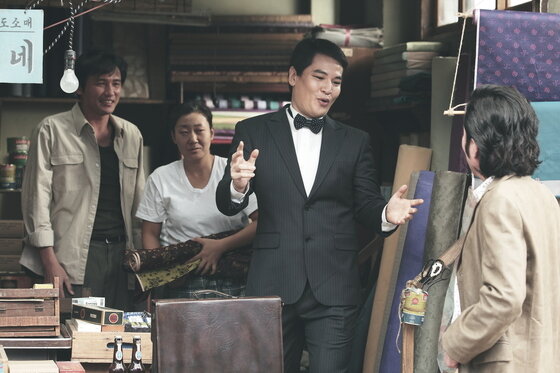 본문 이미지 - 배우 박선웅이 영화 &acute;국제시장&acute;에서 젊은 앙드레 김을 연기했다. ⓒ News1스포츠 / 영화 &acute;국제시장&acute; 스틸컷