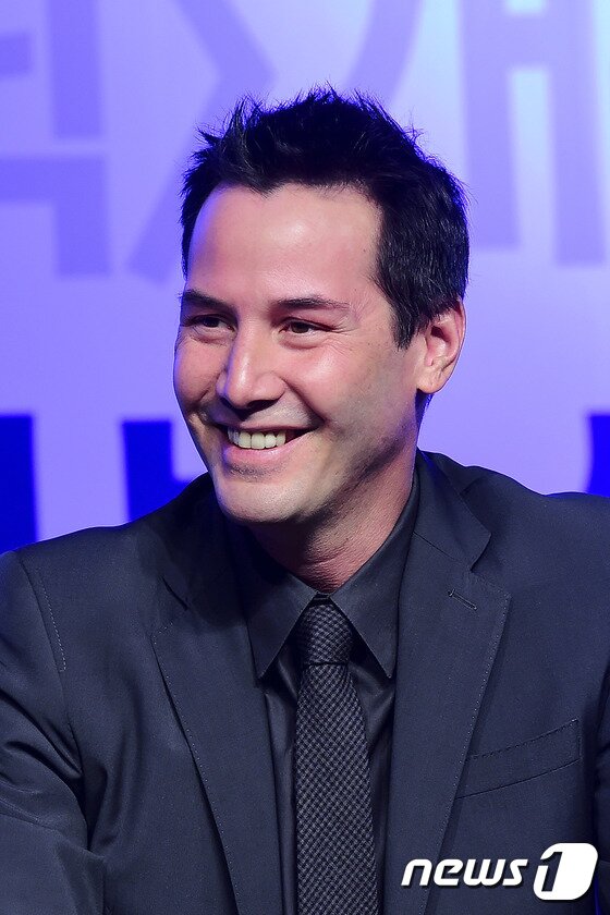 본문 이미지 - 배우 키아누 리브스가 8일 오전 서울 서초구 JW메리어트 호텔에서 열린 할리우드 영화 "존윅" 기자간담회에 참석해 환하게 웃고 있다.. ⓒ News1 스포츠 / 김진환 기자