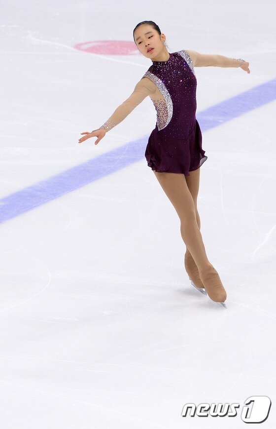 본문 이미지 - 8일 서울 목동아이스링크에서 열린 'KB금융 코리아 피겨스케이팅 챔피언십2015'(제69회 전국남녀 피겨스케이팅 종합선수권대회) 여자싱글 시니어 쇼트프로그램 경기에 출전한 최원희(노원고)가 아름다운 연기를 펼치고 있다. 2015.1.8/뉴스1 ⓒ News1 이동원 기자