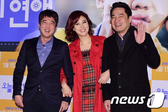 본문 이미지 - 우리들도 영화 보러 왔어요~ 정치인 이준석과 방송인 김성경, 강용석(왼쪽부터)이 8일 오후 서울 왕십리 CGV에서 열린 영화 '오늘의 연애’(감독 박진표) VIP 시사회에 참석해 포즈를 취하고 있다. ⓒ News1 김진환 기자