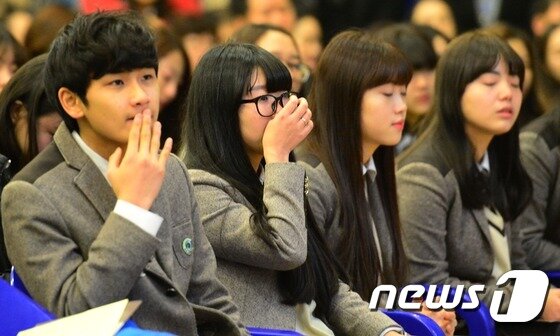 본문 이미지 - 9일 오전 경기 안산시 단원고에서 열린 졸업식에서 졸업생들이 재학생의 송사를 들으며 눈물을 훔치고 있다. 2014.1.9/뉴스1 ⓒ News1 이재명 기자