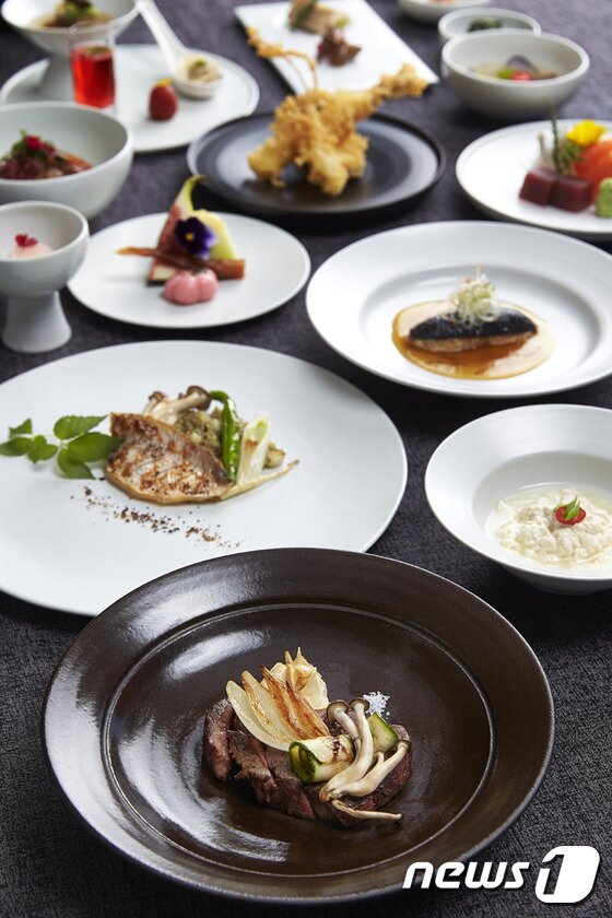 본문 이미지 - 부산 웨스틴조선호텔은 한식당 셔블에서 1일부터 전통, 퓨전, 상견례 3개 부문으로 나눠 새로운 코스메뉴 7종을 선보인다. (부산웨스틴조선호텔 제공)ⓒ News1