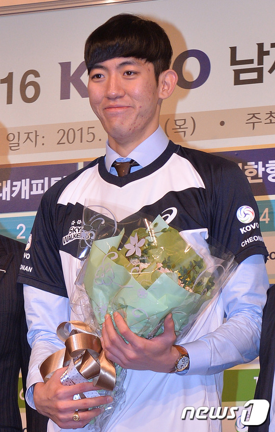(서울=뉴스1) 신웅수 기자 = 1일 오후 서울 청담동 리베라호텔에서 열린 2015-16시즌 V-리그 남자 프로배구 신인 드래프트에서 현대캐피탈 2순위로 지명된 김재휘가 기념촬영을 …