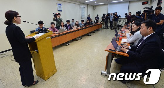 본문 이미지 - 임병숙 양천경찰서 형사과장이 2015년 10월 1일 오후 서울 양천구 양천경찰서에서 열린 '생후 50일 딸 살해 어머니 조사 내용을 설명하고 있다. 2015.10.1/뉴스1 ⓒ News1 DB