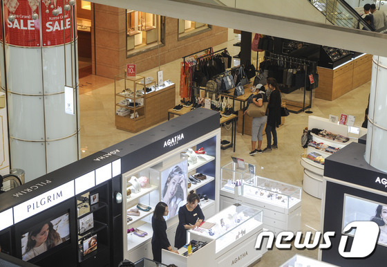1일 오후 광주 동구 한 백화점에 고객이 많지 않아 한적한 모습을 보이고 있다. 2015.10.1/뉴스1 © News1 황희규