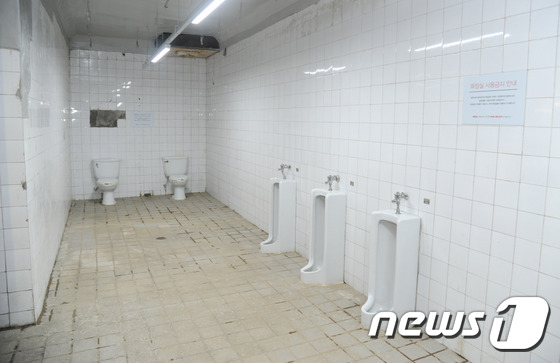 (서울=뉴스1) 포토공용 기자 = 서울시가 1일 서울 여의도 지하 비밀벙커에서 열린 '여의도 벙커 활용계획 현장설명회'를 열었다. 서울시는 여의도 지하벙커를 2016년 10월 초 …