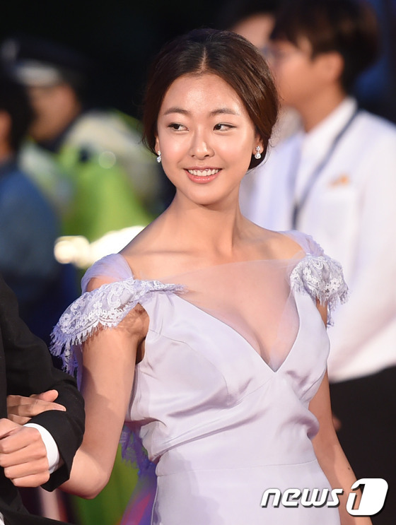 (부산=뉴스1스타) 권현진 기자 = 아찔한 볼륨감.배우 고원희가 1일 오후 부산광역시 해운대구 영화의전당에서 열린 ‘제20회 부산국제영화제(B1FF)’ 개막식에 참석해 레드카펫을 …