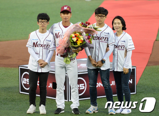 (서울=뉴스1) 허경 기자 = 송지만 넥센 히어로즈 2군 타격 코치가 1일 오후 서울 목동야구장에서 열린 선수 은퇴식에서 가족의 꽃다발을 받은 뒤 기념촬영을 하고 있다. 1996시 …