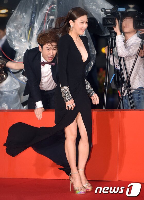 본문 이미지 - 하지원이 레드카펫에서 파격적인 의상을 선보였다. ⓒ News1sar/ 권현진 기자