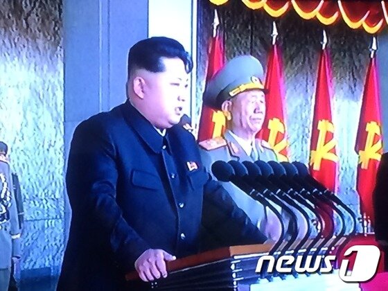 본문 이미지 - 북한 김정은 노동당 제1비서가 2015년 10일 평양에서 진행된 노동당 창건 70년 기념식에서 대중연설을 진행했다.(조선중앙TV 캡처)2015.10.11.ⓒ News1