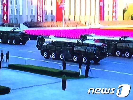본문 이미지 - 북한이 노동당 창건 70년 기념 열병식에서 대륙간탄도미사일(ICBM)인 KN-08의 개량형을 처음으로 공개했다.(조선중앙TV 캡처)ⓒ News1