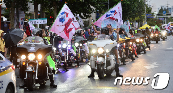(서울=뉴스1) 고성준 인턴기자 = 10일 오후 서울 동대문구 장안동 사거리 일대에서 열린 제4회 세계거리춤축제 퍼레이드식에서 오토바이 행진이 이어지고 있다.이날 열린 제4회 세계 …