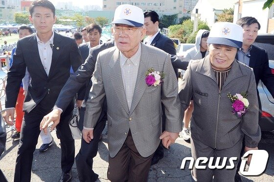본문 이미지 - 모교인 대구공고 체육대회에 참석한 전두환(84) 전 대통령이 11일 아내 이순자(76)씨의 손을꼭  잡고 대구 동구 신암동 대구공업고등학교 내 행사장으로 이동하고 있다.  전두한 전 대통령의 모교 방문은 3년만이다. 2015.10.11/뉴스1 ⓒ News1 이종현 기자