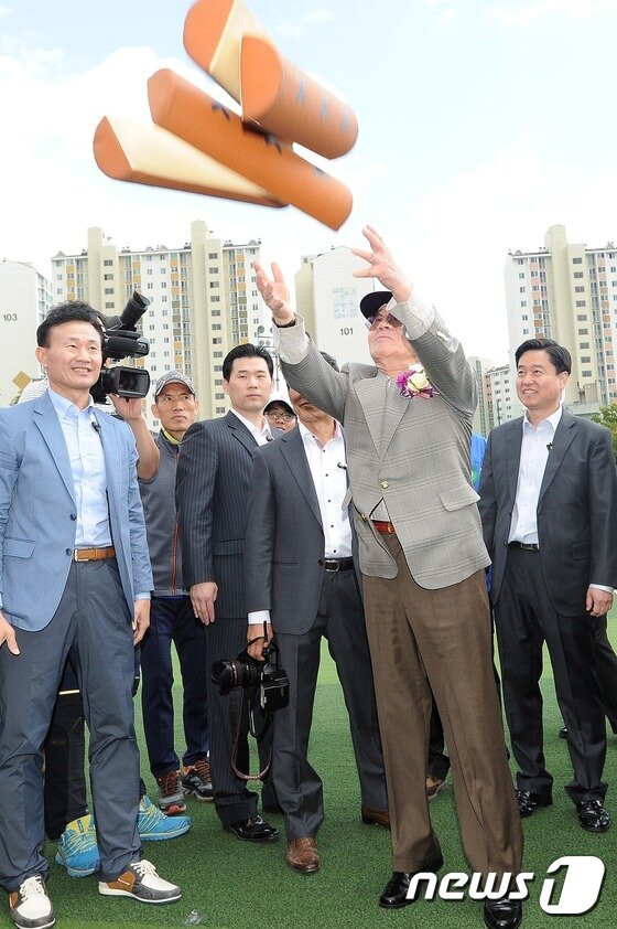 본문 이미지 - 전두환(84) 전 대통령이 11일 오전 대구 동구 신암동 대구공업고등학교 총동문회 체육대회에 참석해 동문들과 윷놀이를 하고 있다. 2015.10.11/뉴스1 ⓒ News1 이종현 기자
