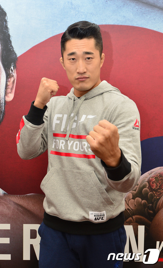 (서울=뉴스1) 변지은 인턴기자 = UFC 파이터 김동현이 11일 오후 서울 송파구 잠실 올림픽주경기장에서 열린 피트니스 페스티벌 '리복 핏페스트 2015'에서 포토타임을 갖고 있 …