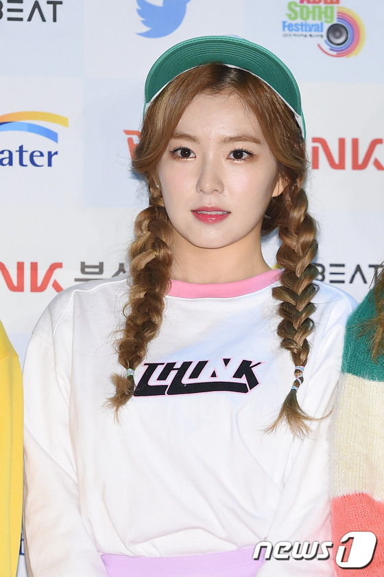 (부산=뉴스1스타) 고아라 기자 = 레드벨벳 아이린이 11일 오후 부산 아시아드 주경기장에서 열린 '2015 아시아송페스티벌'에 참석해 포즈를 취하고 있다. 슈퍼주니어 이특, EX …