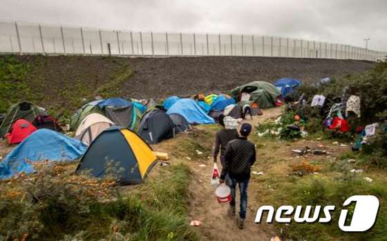 프랑스 북부 칼레의 한 난민캠프. 3000명의 난민이 영국으로 들어가길 희망하고 있다.© AFP=뉴스1