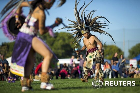 본문 이미지 - 11일(현지시간) 미국 뉴욕 주 랜달 섬에서 원주민의 날을 기념하는 인디언 '파우와우'축제에서 드럼을 치며 노래를 부르고 있다. 이 축제는 콜럼버스 데이를 대신 미국 원주민의 문화와 역사를 알리기 위해 열리고 있다.ⓒ 로이터=뉴스1