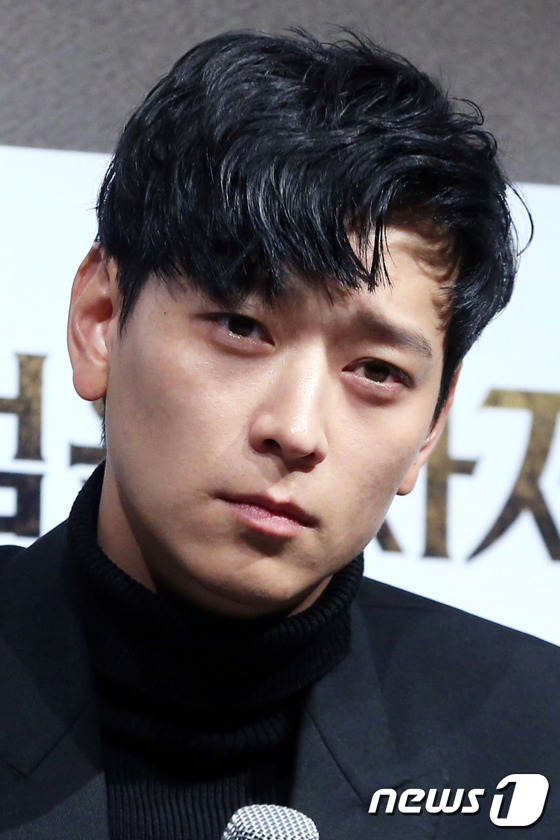 (서울=뉴스1) = 배우 강동원이 12일 강남구 신사동 CGV압구정에서 열린 영화 '검은 사제들' 제작보고회에 참석하고 있다. 2015.10.12 스타뉴스/뉴스1