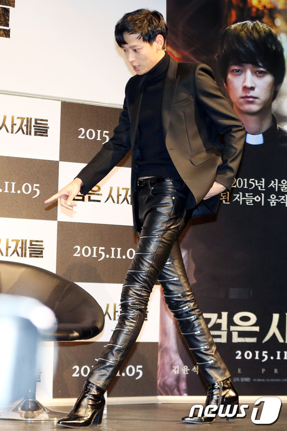 (서울=뉴스1) = 배우 강동원이 12일 강남구 신사동 CGV압구정에서 열린 영화 '검은 사제들' 제작보고회에 참석하고 있다. 2015.10.12 스타뉴스/뉴스1