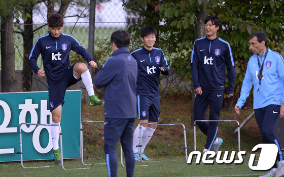 (파주=뉴스1) = 12일 오후 파주 NFC(축구대표팀 트레이닝센터)에서 대한민국 축구대표팀이 자메이카와 평가전을 앞두고 훈련을 하고 있다.2015.10.12/뉴스1