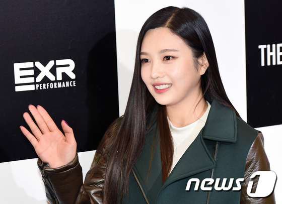 (서울=뉴스1스타) 권현진 기자 = 감탄 절로 나는 미모~레드벨벳 조이가 12일 오후 서울 신사동 가로수길에서 열린 스포츠 브랜드 EXR 플래그십 스토어 오픈 행사에 참석해 손을 …