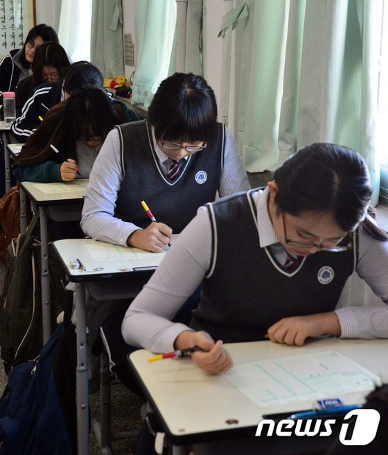 (서울=뉴스1) 고성준 인턴기자 = 2016학년도 대입 수학능력시험을 앞둔 13일 오전 서울 서대문구 명지고등학교에서 3학년 학생들이 답안지를 작성하며 전국연합학력평가를 시작하고 …