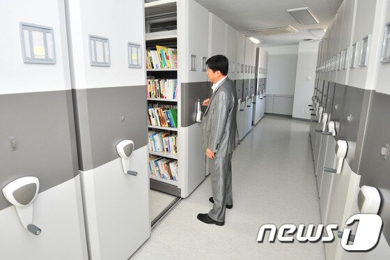 본문 이미지 - 오는 26일 개관하는 포항시 포은중앙도서관 6층 장서고에 책이 가득 차 있다./2015.10.13/뉴스1 ⓒ News1 최창호 기자