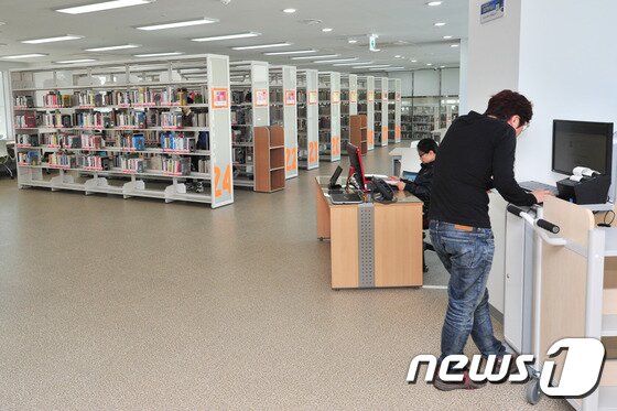 본문 이미지 - 오는 26일 개장하는 포항시 포은중앙도서관은 24시간 무인 반납.대출 시스템을 갖추고 있다.2015.10.13/뉴스1 ⓒ News1 최창호 기자