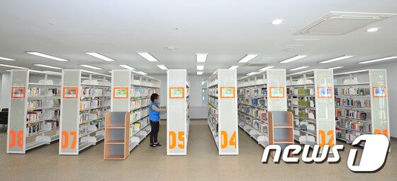 본문 이미지 - 경북 최대 규모를 자랑하는 포항시 포은중앙도서관이 오는 26일 개관을 앞두고 웅장한 모습을 공개했다./2015.10.13/뉴스1 ⓒ News1 최창호 기자