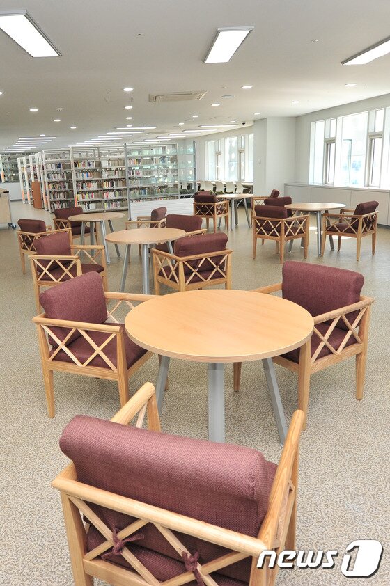 본문 이미지 - 경북 최대 규모를 자랑하는 포항시 포은중앙도서관이 오는 26일 개관을 앞두고 웅장한 모습을 공개했다. 이 도서관은 카페 같은 분위기에서 책을 읽은 수 있는 공간이 마련돼 있다./2015.10.13/뉴스1 ⓒ News1 최창호 기자