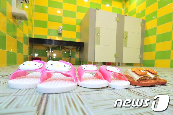 본문 이미지 - 오는 26일 개장하는 포항시 포은중앙도서관의 어린이 전용 화장실 입구에 어린이용 신발이 가지런히 놓여 있다./2015.10.13/뉴스1 ⓒ News1 최창호 기자