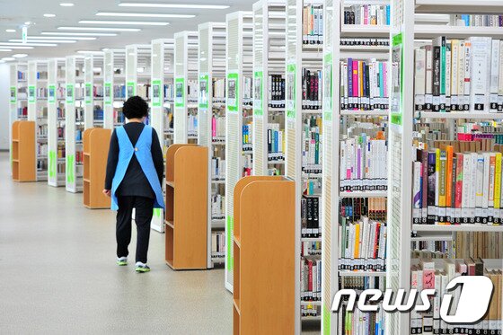 본문 이미지 - 오는 26일 개관하는 포항시 포은중앙도서관은 층 마다 장서로 가득 차 있다./2015.10.13/뉴스1 ⓒ News1 최창호 기자